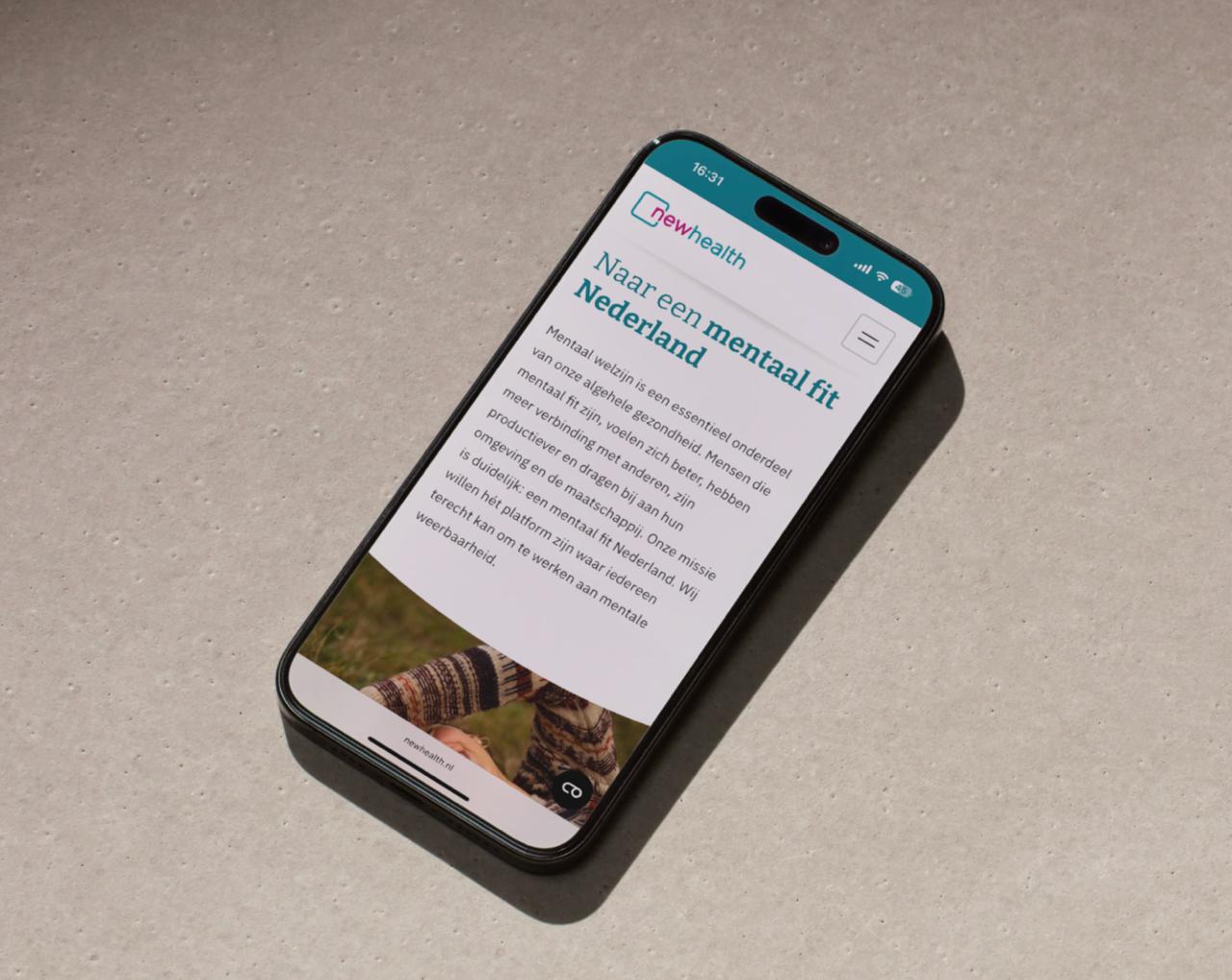 Mobiel met de NewHealth website